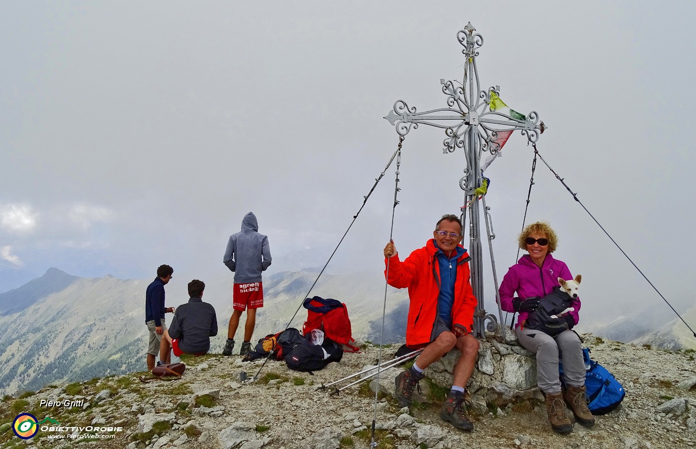 47 Arriva immancabile la nebbia di vetta !.JPG -                                